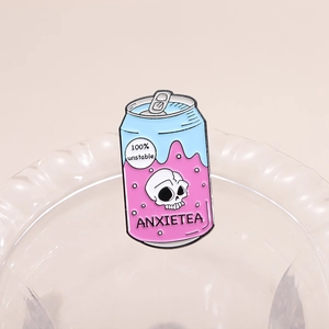 Épingle émaillée en forme de canette avec crâne et texte sur bord de verre