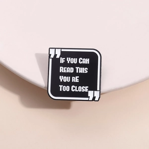 Quadratische Emaille-Brosche mit dem Text 'IF YOU CAN READ THIS YOU RE TOO CLOSE'