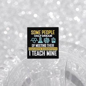 Broche carrée en émail noir avec icônes de chimie et citation inspirante pour vêtement