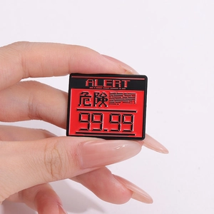 Insigne ALERT rectangulaire en émail au design pixel art rouge et noir en main