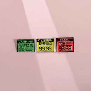 Détail de trois pin's émaillés avec des alertes de jeu rétro en vert jaune et rouge
