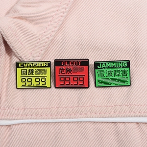 Vue macro de badges en métal géométriques rouge, jaune, vert sur du tissu denim