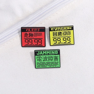Lot de trois pin's en émail métallique style pixel sur un sac en toile blanc