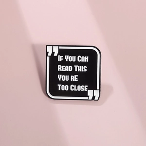 Lustiges Zitat Quadratische Emaille Brosche Pin Wenn Sie Dies Lesen Können Sind Sie Zu Nah Schwarz Weiß Legierung Abzeichen Schmuck
