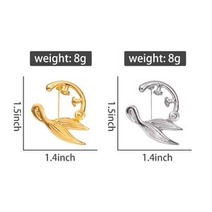 Detailansicht der Blatt-Brosche in Gold und Silber mit Größen- und Gewichtsangaben im Fokus