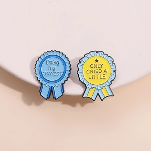 Lustiges Emaille-Anstecknadel-Set mit 'Only Cried A Little' und 'Doing My Okayest' Sprüchen