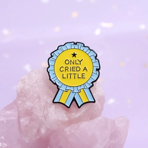 Cartoon Emaille-Rosettenbrosche mit 'ONLY CRIED A LITTLE' Text auf rosa Kristallstein