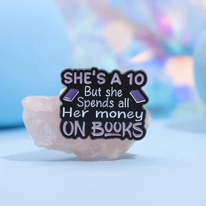 Emaille-Anstecknadel mit Spruch She spends all her money on books für Buchliebhaber