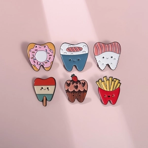 Lot de 6 broches en émail en forme de dents avec motifs de nourriture et de frites