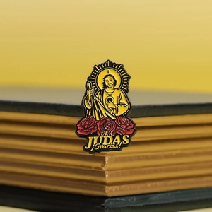Religiöse San Judas Tadeo Emaille-Anstecknadel in Gelb mit roten Rosen und Goldrand