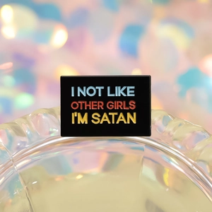 Spilla in smalto nero con citazione I'm not like other girls I'm Satan in colori vivaci