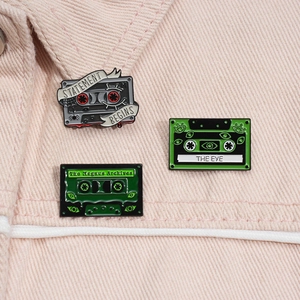 Détails des épinglettes en émail style cassette rétro The Magnus Archives sur denim