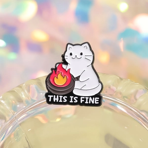 Süße weiße Emaille-Anstecknadel Katze mit brennender Pfanne und This Is Fine Spruch