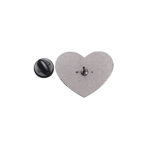 Détail de l'arrière du pin's en forme de cœur avec fermoir en caoutchouc noir durable