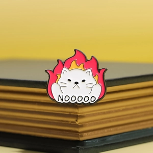 Süße Emaille-Brosche mit weißer Cartoon-Katze, Flammen und NOOOOO-Text auf Buchrand