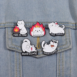 Detailansicht lustiger Meme-Katzen-Emaille-Pins auf einer Jeansjacke mit Katzenmotiven