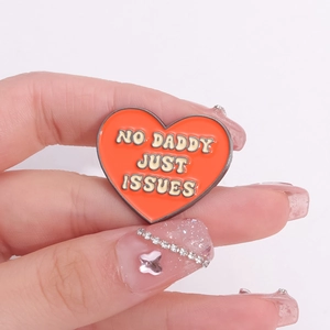 Broche cœur orange en émail avec texte 'NO DADDY JUST ISSUES' et bordure métallique