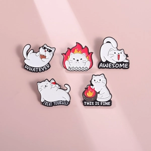 Lustige Cartoon Faule Katze Emaille Brosche Personalisiert Meme Katze Flamme Whatever This Is Fine Emaille Pin Abzeichen Für Rucksack Kleidung