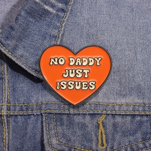 Broche en émail créative en forme de cœur orange avec texte NO DADDY JUST ISSUES sur denim