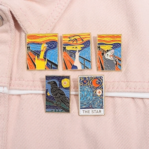 Detailansicht von 5 Emaille-Pins im Stil von Van Gogh und Munch auf pinkfarbenem Denim