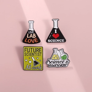 Set mit vier Emaille-Anstecknadeln für Chemie-Kolben mit Wissenschafts-Slogans auf Pink