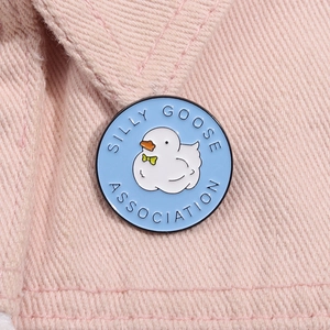 Λεπτομέρεια καρφίτσας Silly Goose Association σε ροζ τζιν ύφασμα φόντο