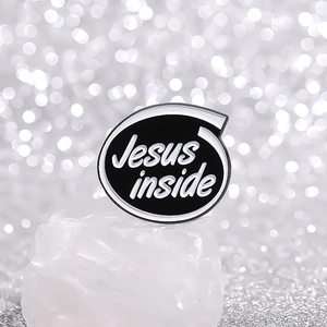 Épinglette en émail noir et blanc avec texte Jesus Inside et design géométrique