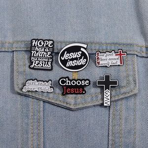 Lot de 6 broches religieuses en émail avec croix et citations sur une poche en jean