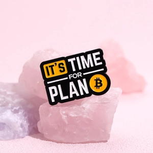 Épingle émaillée avec logo Bitcoin et texte It's Time For Plan B sur cristaux roses