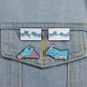 Détail de pins émaillés médicaux avec seringue et scalpel sur une poche en jean bleu