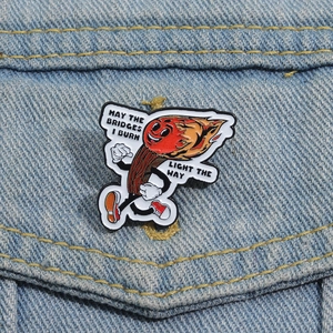 Detail der laufenden Streichholz-Emaille-Nadel auf Jeansjacke mit motivierendem Spruch