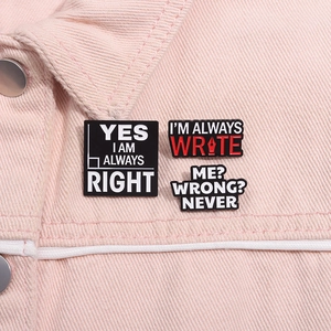 Gros plan de pin's en émail avec slogans humoristiques sur fond en denim rose