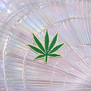 Broche créative en émail métallique en forme de feuille verte pour vêtements et sacs
