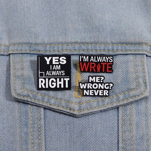 Détail de broches en émail avec citations anglaises amusantes sur une veste en jean