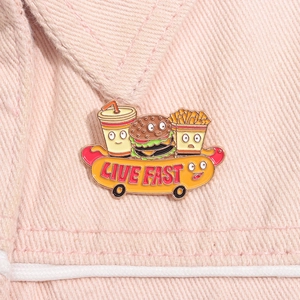 Détail de l'épingle émaillée fast-food avec hamburger et skateboard hot-dog sur jean