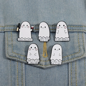 Detailansicht von fünf süßen weißen Geister-Emaille-Pins an einer blauen Jeansjacke