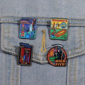 Gros plan de quatre pin's en émail rétro style cartoon sur une veste en jean bleue