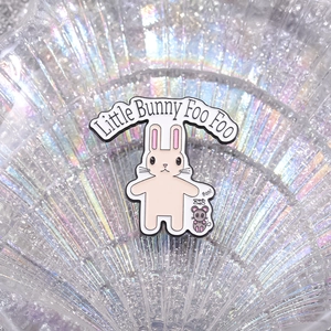 Καρφίτσα σμάλτου Little Bunny Foo Foo με ροζ λαγουδάκι και ένα μικρό γκρι ποντικάκι