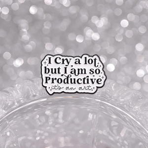 Broche en émail avec texte 'I Cry a lot but I am so Productive' sur fond bokeh