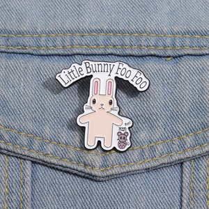 Λεπτομέρεια καρφίτσας Little Bunny Foo Foo σε τζιν μπουφάν με μεταλλική υφή