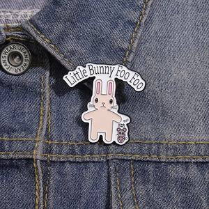 Κοντινή λήψη καρφίτσας σμάλτου Little Bunny Foo Foo σε τζιν ύφασμα μπουφάν