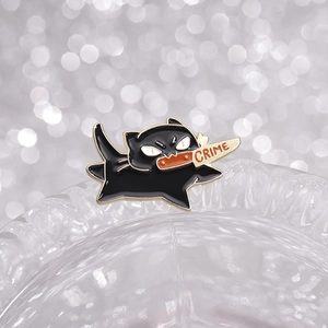 Broche chat noir en émail créative avec couteau et texte crime pour vêtements
