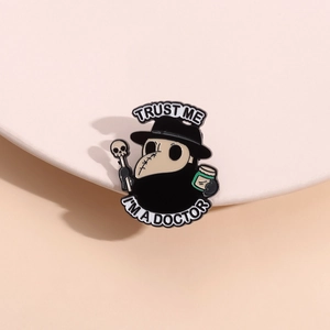 Broche Épinglette Docteur de la Peste Trust Me I'm A Doctor Lettre Badge en Alliage de Zinc Drôle Bijoux Gothiques Cadeau pour Hommes Femmes Décor de Vêtements