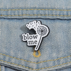 Kreative Emaille-Brosche Pusteblume mit Blow me Schriftzug auf Jeansjacke