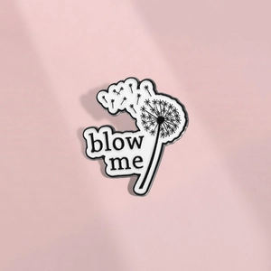 Spilla in Smalto Creativa a Forma di Soffione Con Lettera Blow Me Distintivo in Lega per Vestiti Zaino Minimalista Bianco Nero Gioielli