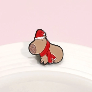 Süße Capybara Emaille Brosche mit festlicher roter Weihnachtsmütze und Schal Schmuck