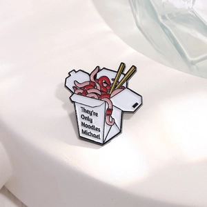 Spilla in smalto creativa a forma di scatola di noodle con bacchette su sfondo bianco