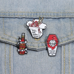 Dettaglio delle spille in smalto The Lost Boys con scatola di noodle su giacca denim