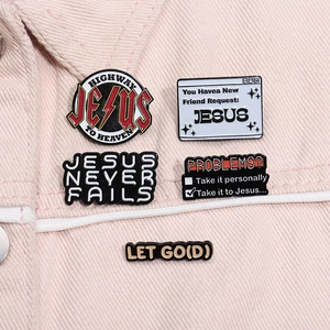 Détail de cinq badges religieux en émail avec citations de Jésus sur veste denim
