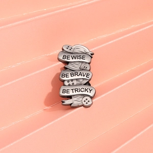 Détail de la broche vintage en émail avec design de ruban Be Wise Be Brave Be Tricky